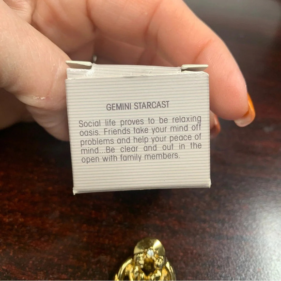 Avon Gemini  Goldtone pin NIB 1990 horoscope fan - Picture 5 of 5